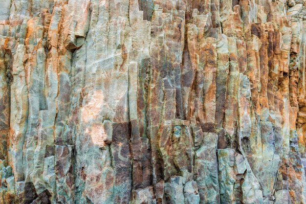 O fundo abstrato das montanhas tonificadas textura basalto vulcânico como na rocha colorida brilhante da islândia