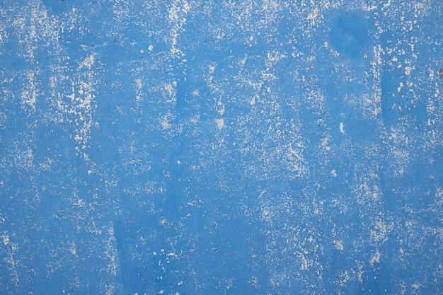 O fundo abstrato é o muro de cimento azul com superfície rachada