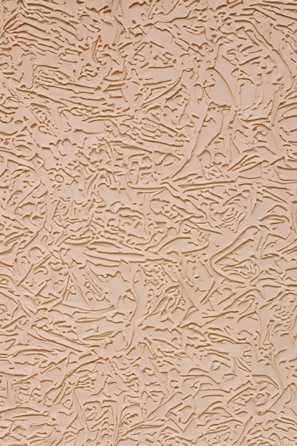 O fundo apresenta gesso decorativo de fachada com uma textura áspera e áspera