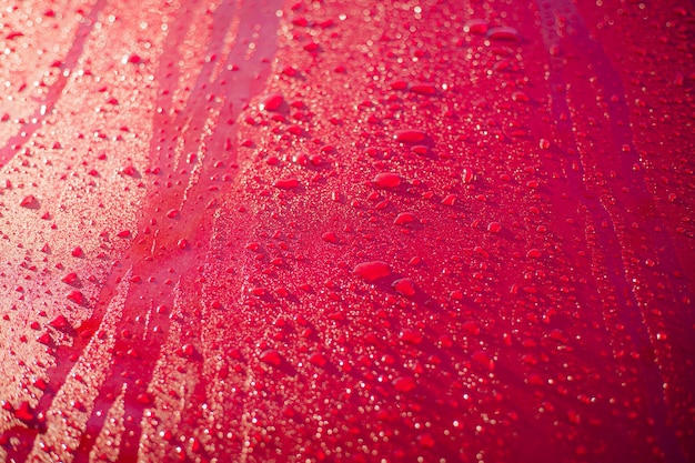 Foto o fundo da gota de água é fundo vermelho copyspace