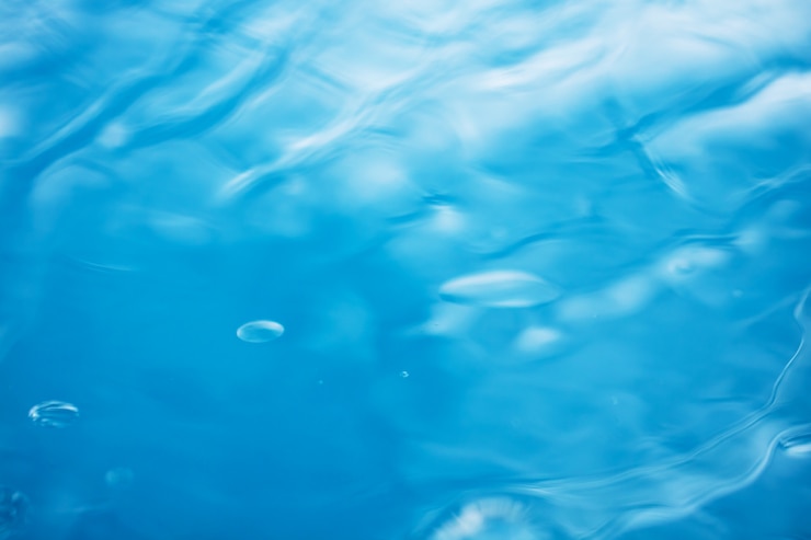 Foto o fundo de água azul natural suave com bokeh abstrato no mar