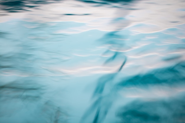 O fundo de água azul natural suave