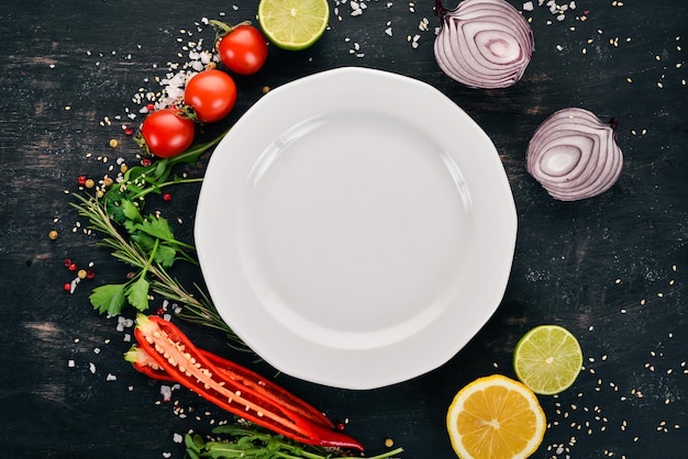 O fundo de cozinhar prato com legumes frescos em uma superfície de madeira vista superior copie o espaço