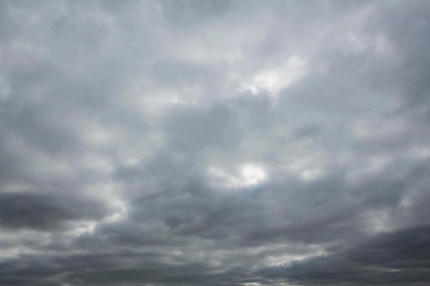 O fundo de nuvens de tempestade antes de uma tempestade ao amanhecer