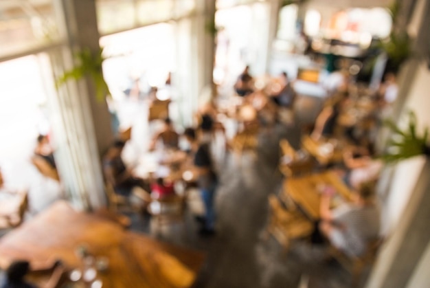 O fundo desfocado do lugar de coworking no café café em estilo loft A filmagem é de cima