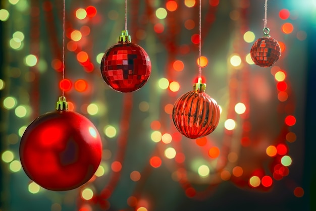 O fundo do bokeh das decorações de Natal fora de foco ilumina o fundo abstrato desfocado
