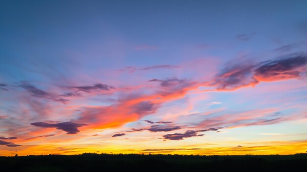 O fundo do céu colorido do pôr-do-sol