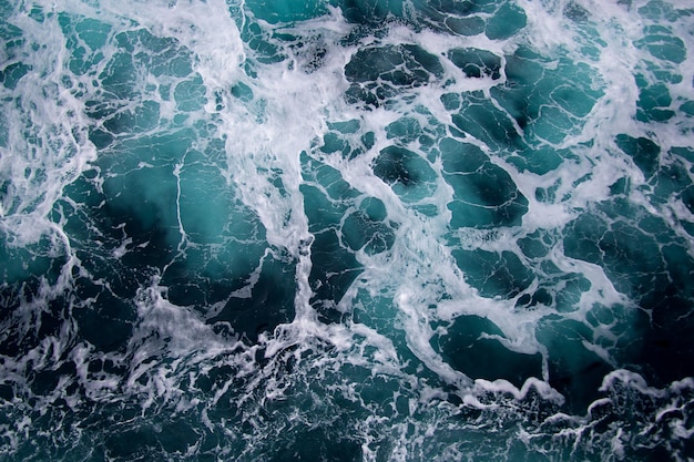 Foto o fundo do mar a pegada dos navios na água as ondas no mar a superfície do mar borbulhando
