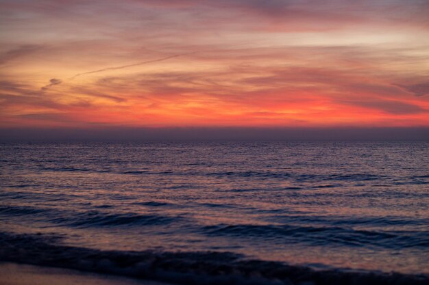 O fundo do nascer do sol é dramático, o cenário é majestoso, o céu ao pôr-do-sol é nublado, o céu é claro.