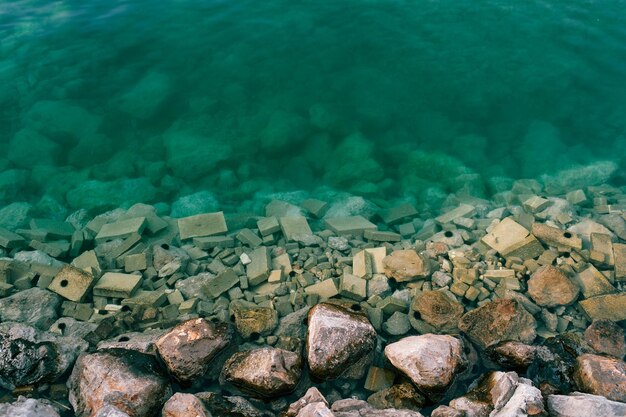 O fundo rochoso de um mar transparente