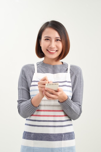 O garçom do Asia Barista anota o pedido do cliente, o dono do café escreve o pedido de bebida