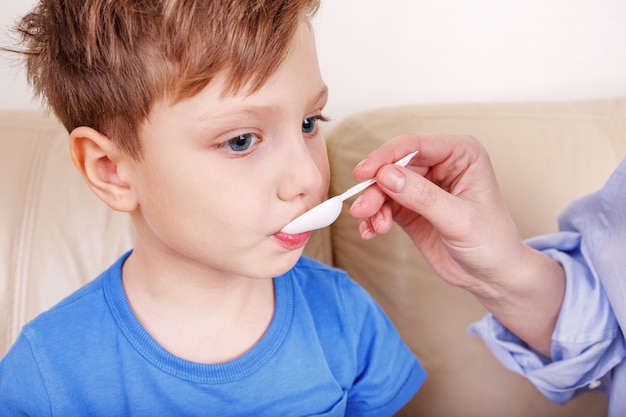 O garoto está doente. Mãe trata drogas