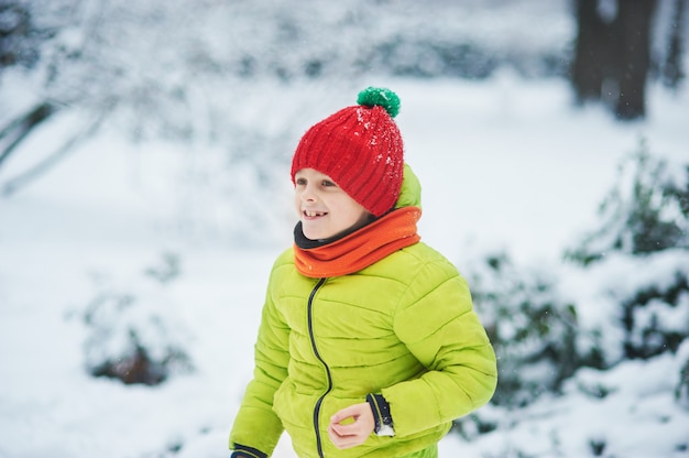 Engraçado menina criança brincando em bolas de neve. inverno jogo de  inverno para crianças. criança se divertindo na época do natal