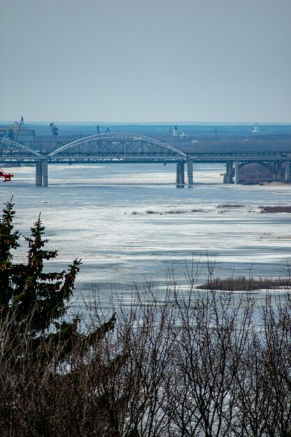 O gelo flutua no rio Volga na primavera