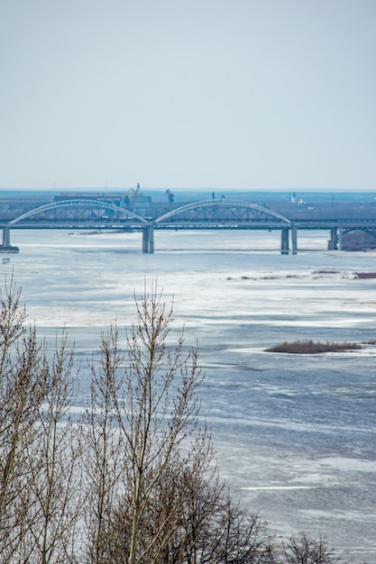 O gelo flutua no rio Volga na primavera