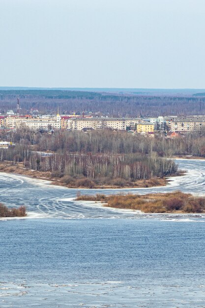 O gelo flutua no rio Volga na primavera