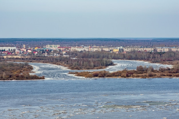 O gelo flutua no rio Volga na primavera