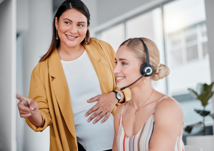 Foto o gerente de telemarketing ajuda o consultor e o call center com o colega de trabalho explica o novo processo do sistema e apoia a agente feminina e supervisora em conversas de escritório e treinamento no local de trabalho