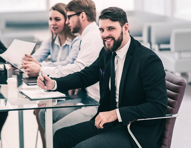 O gerente de vendas e a equipe de negócios estão trabalhando com relatórios financeiros no local de trabalho do escritório. A foto tem um espaço vazio para o seu texto