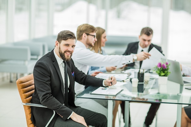 O gerente de vendas e a equipe de negócios estão trabalhando com relatórios financeiros no local de trabalho do escritório