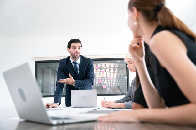 Foto o gerente do empresário se comunica com o grupo de trabalho em equipe do colega de negócios para obter sucesso no trabalho de negócios on-line e no projeto no escritório moderno no centro da cidade