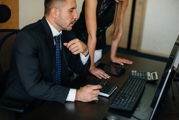 O gerente e seu assistente discutem novos planos e tarefas. Finanças empresariais