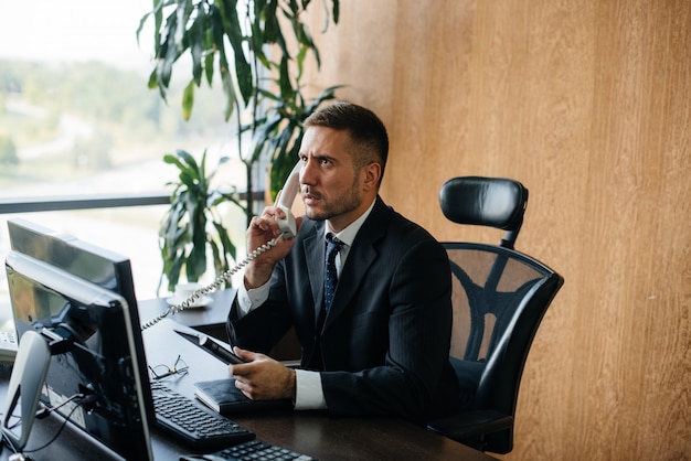 O gerente está ao telefone em seu escritório. finanças empresariais