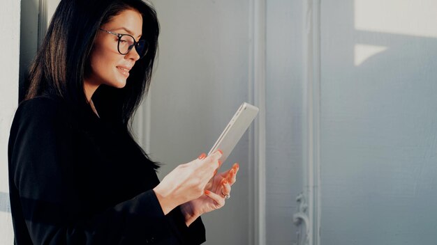 O gerente está digitando no computador uma mulher com óculos