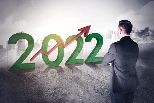 O gerente masculino olha a seta para cima e os números de 2022