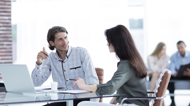 O gerente prepara o contrato com o cliente