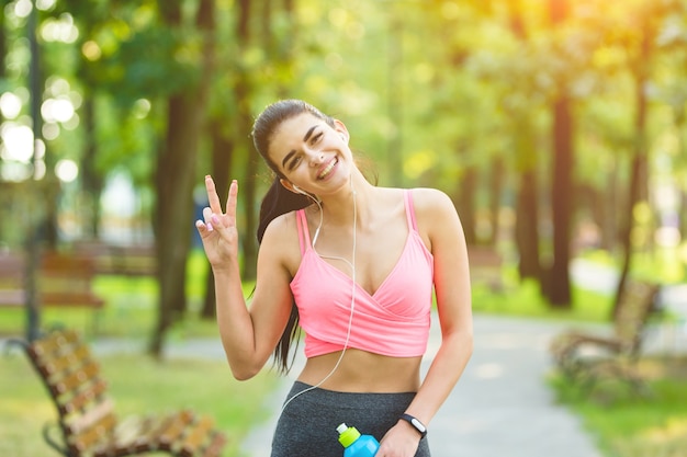 O gesto de mulher feliz no parque