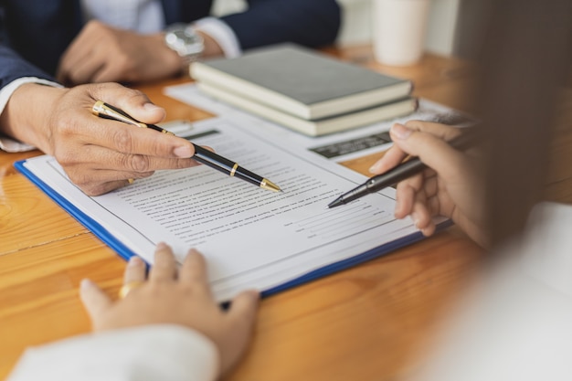 O gestor aponta o contrato de trabalho para o candidato assinar como acordo de trabalho, o candidato assina o contrato de trabalho com a empresa, o acordo salarial e benefícios.