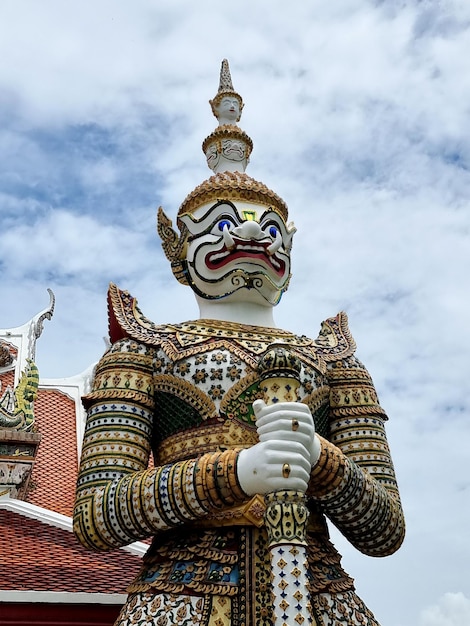 O gigante Sahatsadecha guardando o portão leste da capela principal do templo Wat Arun em Bangkok