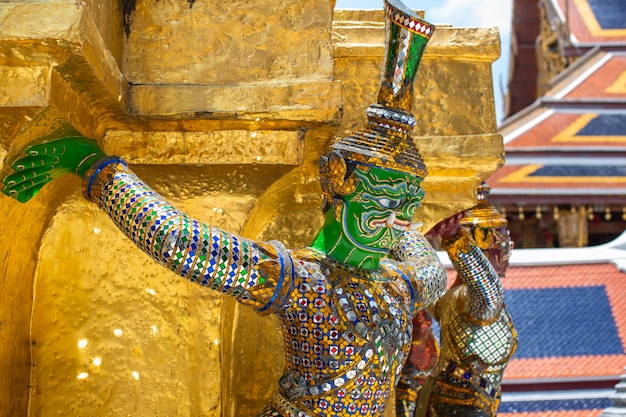 O gigante templo do Buda Esmeralda da Tailândia