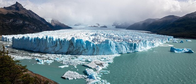 O Glaciar Perito Moreno é uma geleira localizada em um Parque Nacional da Argentina declarado Patrimônio da Humanidade pela UNESCO