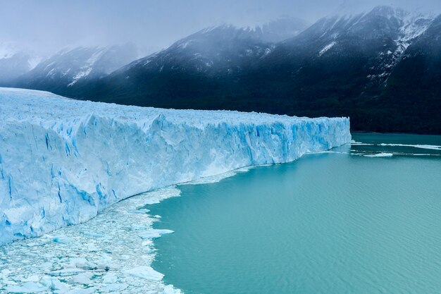 O Glaciar Perito Moreno é uma geleira localizada no Parque Nacional dos Glaciares na Província de Santa Cruz, Argentina. É uma das atrações turísticas mais importantes da Patagônia Argentina.