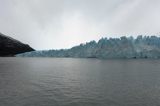 O Glaciar Perito Moreno é uma geleira localizada no Parque Nacional dos Glaciares na Província de Santa Cruz, Argentina. É uma das atrações turísticas mais importantes da Patagônia Argentina.