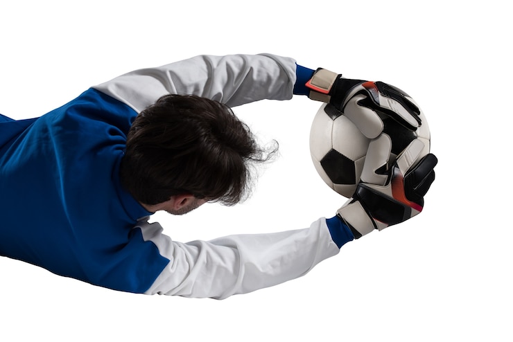 Foto o goleiro pega a bola durante um jogo de futebol