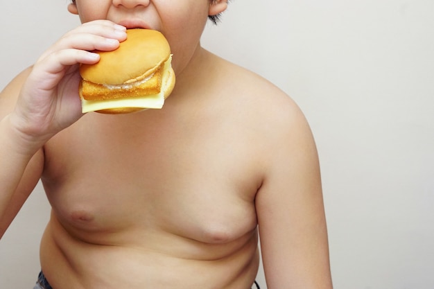 O gordo fica feliz em comer hambúrguer com fundo branco.