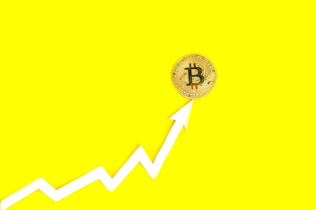 O gráfico de seta indica o crescimento do valor da criptomoeda bitcoin no fundo amarelo