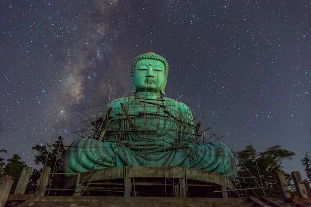 Foto o grande buda daibutsu no fundo da via láctea