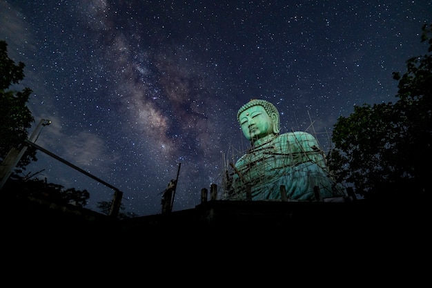 O grande buda daibutsu no fundo da via láctea