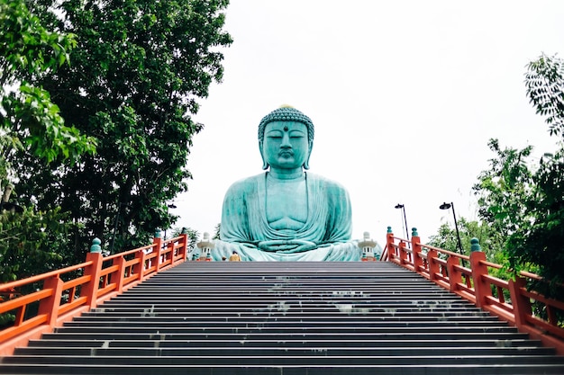 O Grande Buda de Kamakura Daibutsu no templo tailandês Wat Doi Prachan Mae Tha Lampang Tailândia