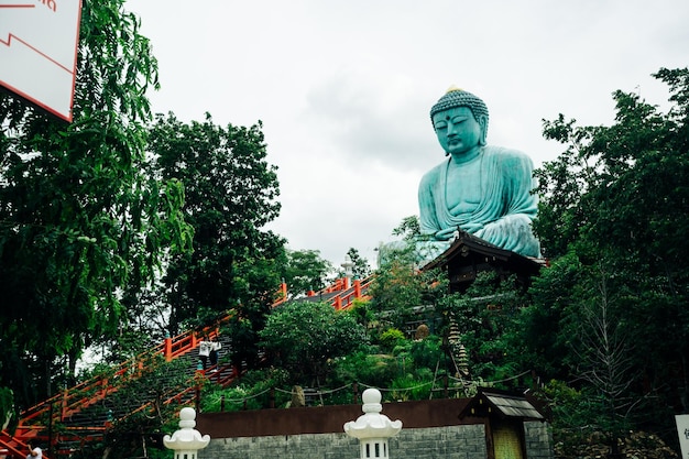 O Grande Buda de Kamakura Daibutsu no templo tailandês Wat Doi Prachan Mae Tha Lampang Tailândia