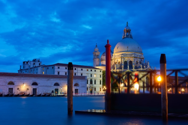 O Grande Canal e a Igreja de Santa Maria della Salute em Veneza à noite, Itália