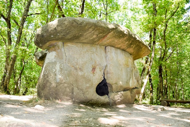 Foto o grande dolmen de shapsug