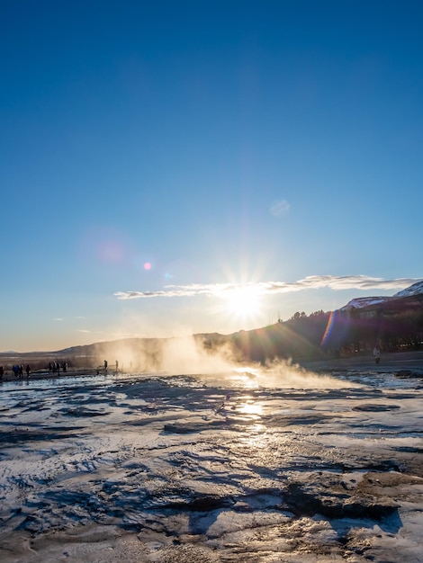 O Grande geysir periodicamente jorrando fenômeno natural de fontes termais e um dos marcos na Islândia