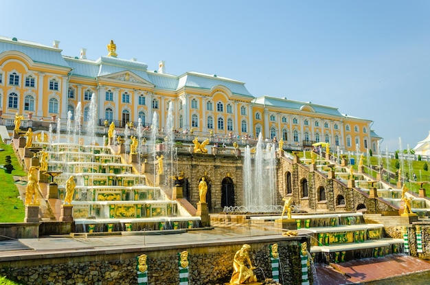 O grande palácio de peterhof em são petersburgo