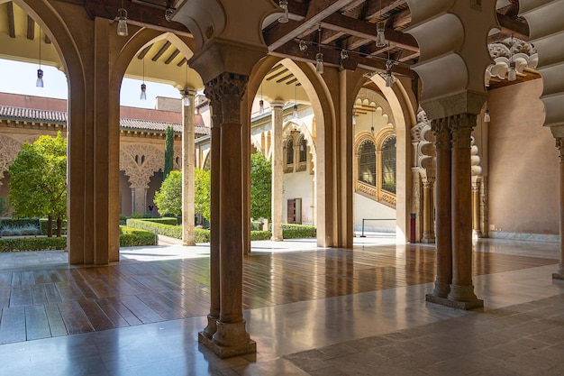 O grande palácio histórico de Aljaferia, em Saragossa, Espanha, num dia quente e ensolarado.