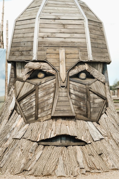 Foto o grande rosto da escultura de madeira do herói